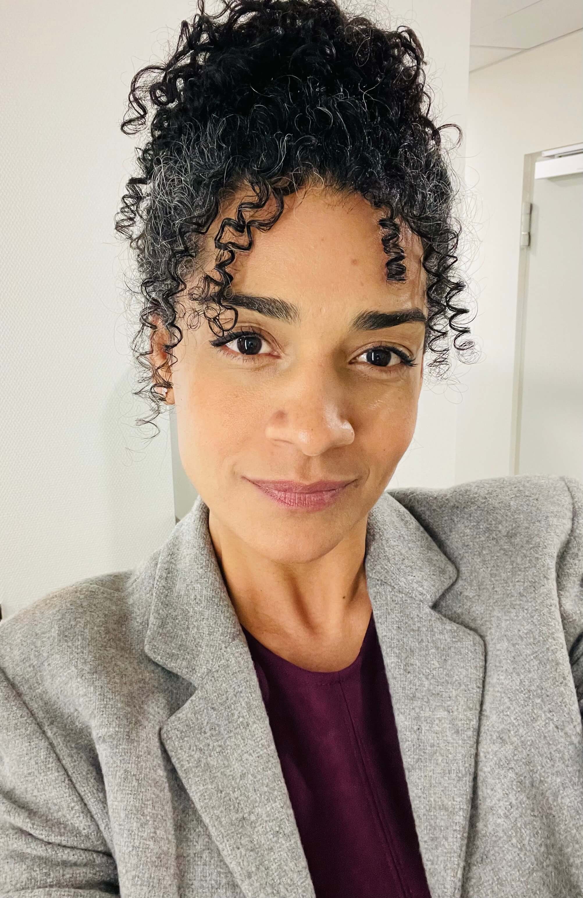 Luciana Burr, psicanalista, sorrindo em retrato profissional